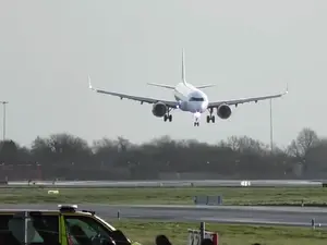 Momentul în care un avion moldovenesc e măturat în aer - Foto: captură video Facebook/Dubjet Aviation Videos