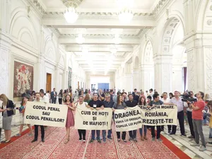 Protest al grupurilor civice în Parlament, cu o zi înainte de condamnarea lui Liviu Dragnea, în dosarul „Fraudă la DGASPC Teleorman“