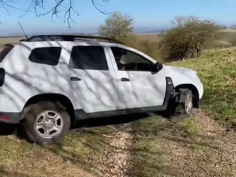 Dacia Duster cu „roți de brontozaur”. / Foto: captură video