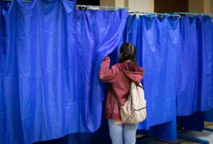 Doar 25% dintre tinerii de pe listele electorale au votat la Parlamentare, cea mai scăzută prezență de la alegerile din ultimii 4 ani/FOTO: cursdeguvernare.ro