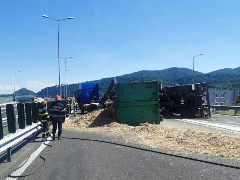 Un camion plin cu rumeguș s-a răsturnat și a blocat A1 Timișoara – Deva. / Foto: pressalert.ro