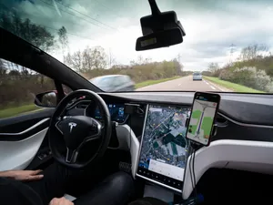 Tesla poate parcurge distanțe și complet autonom cu funcția Autopilot. / Foto: Profimedia