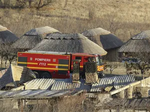 Ferma Dacilor distrusă de incendiu Foto: INQUAM PHOTOS/ Octav Ganea