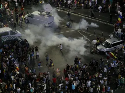 Incidente la protestele romanilor din diaspora fata de guvernul PSD, in Piata Victoriei, vineri, 10 august 2018 Foto: Inquam Photos / Octav Ganea