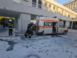 O ambulanţă a luat foc chiar în faţa Spitalului Judeţean Constanţa. Au intervenit pompierii - Foto: Ziua de Constanța