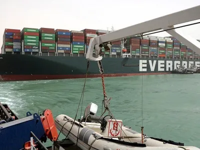 Nava de 400 de metri cu peste 16.000 de containere la bord a fost deblocată la ora locală 04:30. / Foto: bbc.com