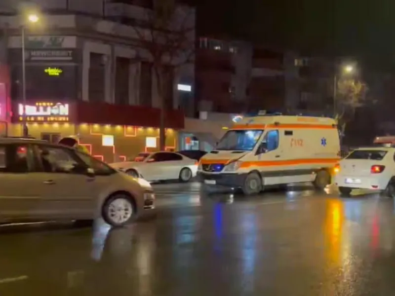 Un pieton a fost lovit de o ambulanță aflată în misiune. Traversa prin loc nepermis  - Foto: RTv / imagine cu rol ilustrativ