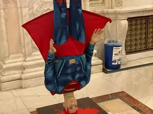 „Superman”, la intrarea în sala de ședințe a Parlamentului. FOTO: Facebook/Iulian Bulai