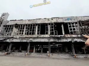 Soldații ruși au jefuit cutiile de valori din băncile distruse din Mariupol/FOTO: Tiwtter/EuromaidanPress