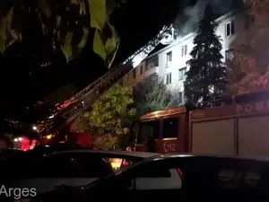 Incendiu de proporții într-un bloc din Pitești. FOTO: ISU Argeș