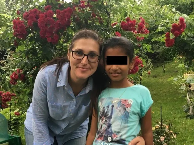 Sorina și mama ei adoptivă, după ziua de vineri, când fetița a fost luată din curtea ex-asistentei maternale