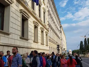 Coadă la Ambasada României din Viena