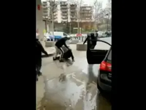 Șoferii și scuteriștii s-au luat la bătaie la pompă. / Foto: captură video