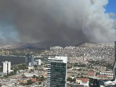 Izmirul este în flăcări! Imaginile catastrofale de acolo arată case și mașini arzând ca torțele - Foto: X(imagine cu rol ilustrativ)