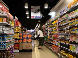 Un supermarket renunță la complet la casele self și reangajează casierii. - Foto: Pexels