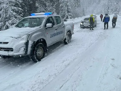 Mașini blocate în Transalpina. A fost necesară intervenția jandarmilor montani Foto/Facebook/ Ijj Prahova