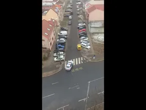 Urmărire ca în filme la Debrețin, Ungaria. Doi hoți au spart o bijuterie și fug de poliție. / Foto: captură video