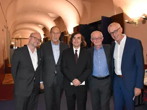 De la stânga la dreapta: Herbert Ohrlinger, Michael Kruger, Mircea Cărtărescu, Ernest Wichner și președintele juriului. Foto Facebook Mircea Cărtărescu