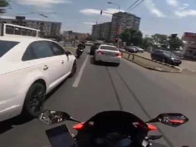 Un motociclist „croșetează” mașinile la semafor și se înfige într-una. Ce sancțiuni riscă - Foto: captură video