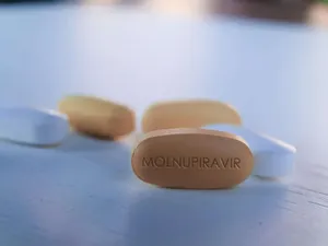 Antiviralul oral Molnupiravir reduce riscul de deces cu 50% /foto: yahoo