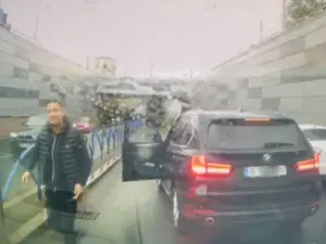 Șoferul unui SUV BMW taie fața agresiv, oprește și sare la bătaie. Ce sancțiune merita? - Foto: captură video