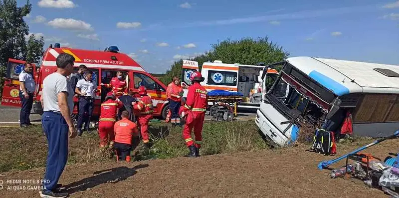 Un autobuz s-a răsturnat pe DN 19, în Bihor: opt persoane, în stare gravă, la spital. / Foto: ISU Bihor