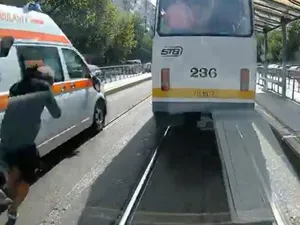 De ce să nu traversezi printre tramvaie. / Foto: captură video