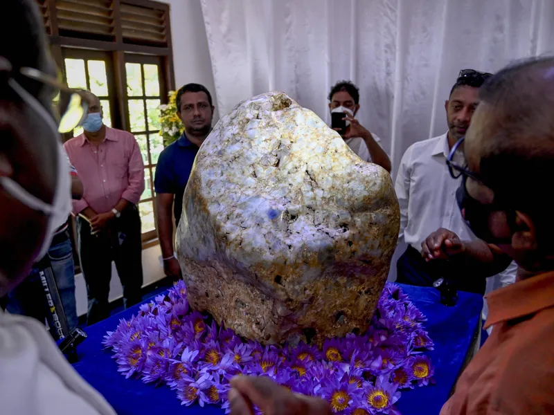 Sri Lanka scoate la licitaţie „Regina Asiei”, cel mai mare safir albastru. Are 310 kilograme. / Foto: dailysabah.com