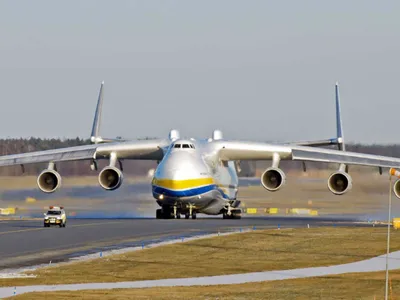 Antonov AN-225 Mriya, cel mai mare avion cargo din lume, a aterizat la București. / Foto: airlinestravel.ro