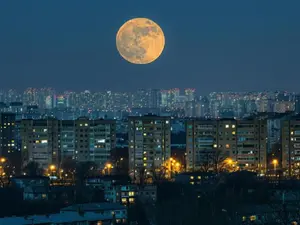 Superluna albastră se vede și din România. La ce oră apare și de ce i se spune astfel? - Foto: freepik.com (rol ilustrativ)