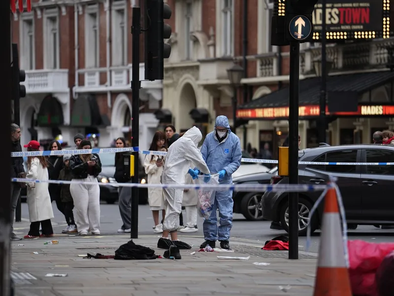 Criminaliștii strâng probe de la locul accidentului, după ce un bărbat a lovit cu mașina patru oameni care se aflau pe trotuar, în Londra Foto: profimediimages.ro