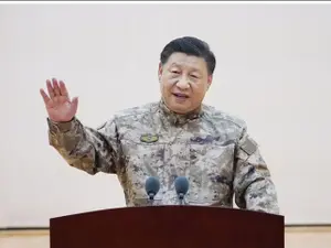 Xi Jinping a îmbrăcat haina militară/foto: xinhua