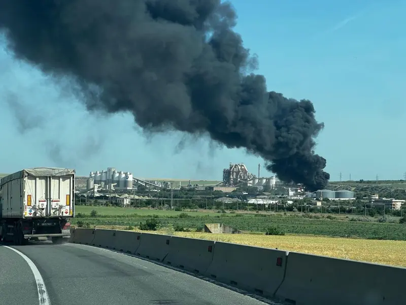 150 de tone de cauciuc, făcute scrum într-un incendiu puternic la un depozit din Medgidia - Foto: Facebook