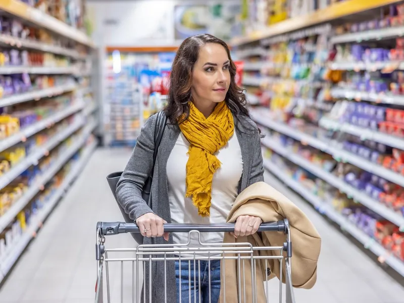 Cum sunt păcăliți clienții în supermarket: Suc îndoit cu apă, gramaj mai mic în ambalaj mai mare - Foto: Profimedia images (rol ilustrativ)