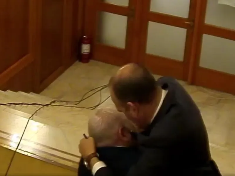 Imagini incredibile! Cum s-au bătut în Parlament deputații Florin Roman și Dan Vîlceanu - Foto: captură video