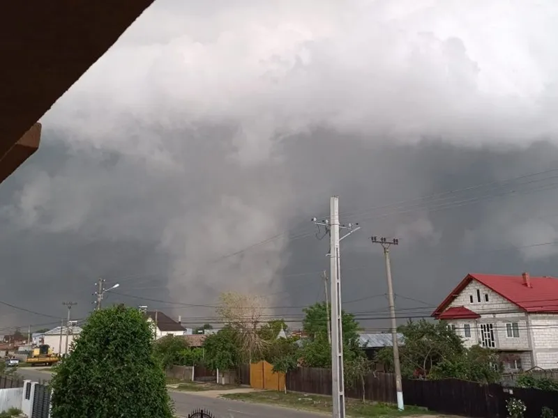 FOTO Fenomen rar pe cerul României! Norii Shelf-Cloud au luat cu asalt țara - Foto: Colaj/ Facebook/ MeteoPlus