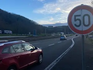 Limită de 50 km/h și bandă dedicată mașinilor partajate, pe autostradă, pentru reducerea poluării - Foto: francebleu.fr