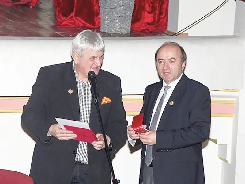 Tudorel Toader,  premiat în 2016 de către liceul „Unirea” din Focșani, în a cărui  revistă a scris texte laudative la adresa tovarășului Nicolae Ceaușescu