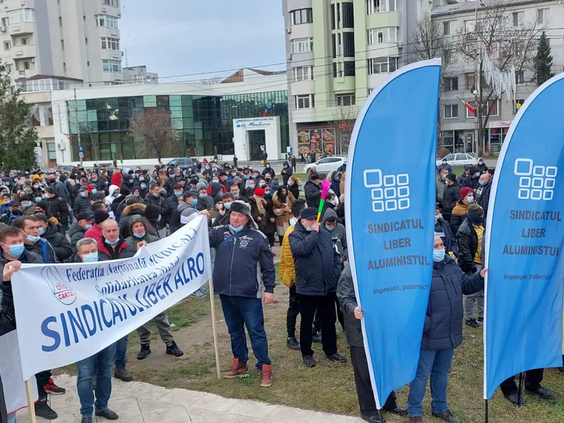 Sindicatele de la ALRO Slatina şi de la Alum Tulcea protestează în fața Guvernului/FOTO: Stirideolt.ro