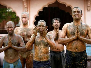 „Terapie” anti-COVID cu bălegar și urină de vacă, în India. Medicii avertizează că e periculos. / Foto: reuters.com