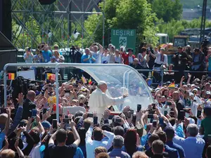 Papa Francis salutând mulțimea adunată la Blaj