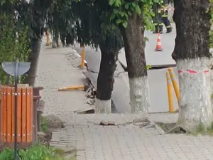 Imagini apocaliptice, o strădă din centrul Slănic Prahova s-a surpat. Un bloc e în pericol - Foto: captură video