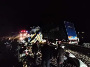 VIDEO Accident frontal între TIR-uri. Unul a luat foc. Doi șoferi au murit. Valea Oltului, blocată Foto: gazetavalceana.ro