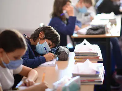 Un număr de 494 de clase/grupe şi-au suspendat activitatea didactică cu prezenţă fizică în perioada 23 februarie - 1 martie (ora 18,00) din cauza infectărilor cu noul coronavirus. / Foto: rfi.ro