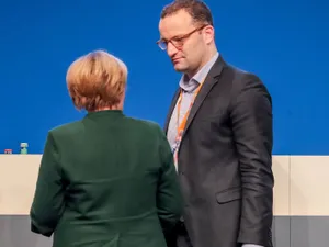 Ministrul german al Sănătăţii, Jens Spahn, a devenit cel mai recent politician din rândul conservatorilor cancelarului Angela Merkel ajuns în centrul atenţiei în scandalul legat de contractele cu măşti de protecţie împotriva COVID-19. / Foto: spiegel.de