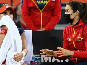 Romania vs Italia. Billie Jean King Cup. Irina Bara, sfătuită în pauză de căpitanul jucător Monica Niculescu. Cluj, 16 Apr 2021 - Foto: Profimedia Images - imagine cu caracter ilustrativ