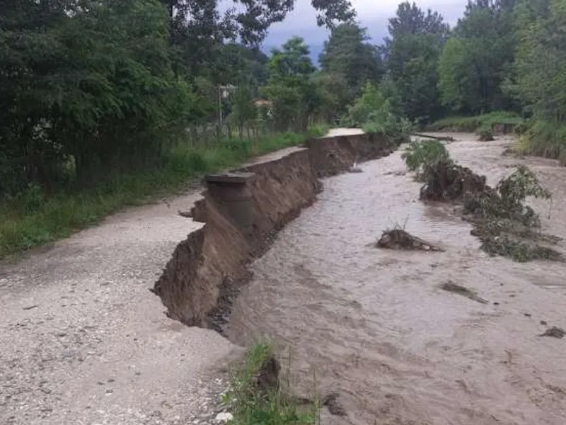 Un drum din Vâlcea, rupt de o viitură pe o lungime de 100 de metri - Foto: ISU