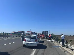 Accident fatal pe Autostrada A4 cu 12 victime. O persoană a decedat. SMURD-ul trimite elicopterul - Foto: ISU Constanța