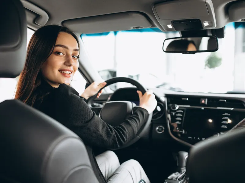 O categorie de șoferi români nu va mai putea conduce cu peste 90 km/oră și nici noaptea - Foto: Freepik