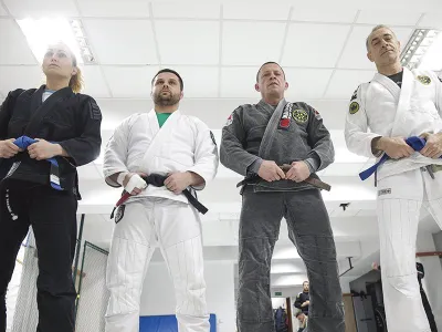 Raluca Dinescu, campioană mondială la MMA, antrenorii Octav Anechitei și Marius Măzăreanu, Paul Răcaru, campion European la BJJ